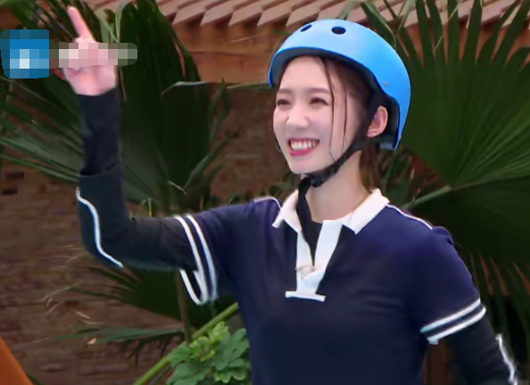 孟美岐|孟美岐“生理期”还下水录跑男？当注意她坐下的姿势，女生看了都懂