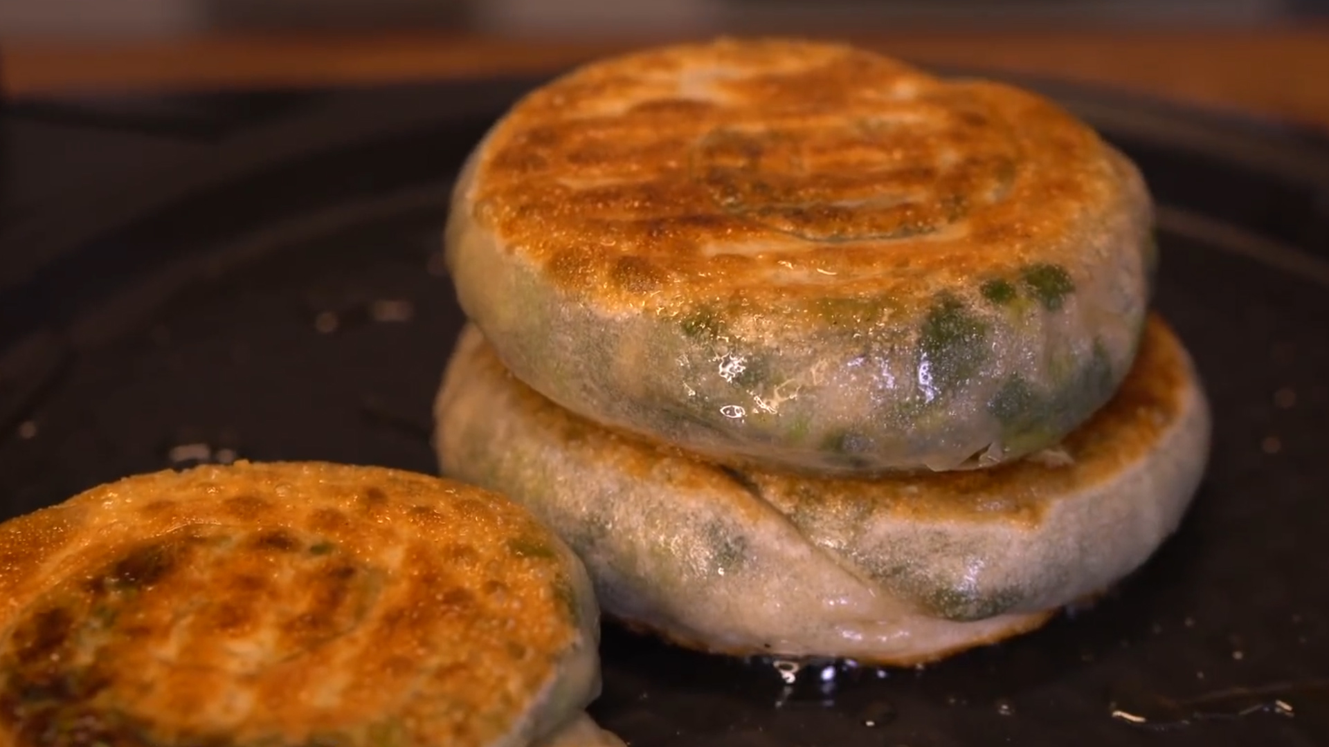 『葱油饼』一把小葱，一碗面，做成香酥葱油饼，尝一块就念念不忘