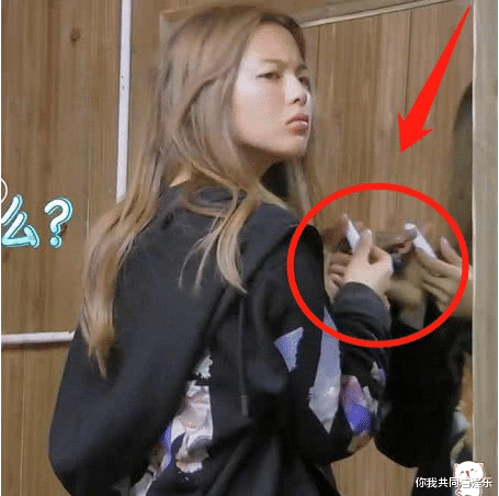 「杨超越」难怪杨超越的嘴唇这么水嫩，看到她涂唇膏的方式后，原来我错了十几年