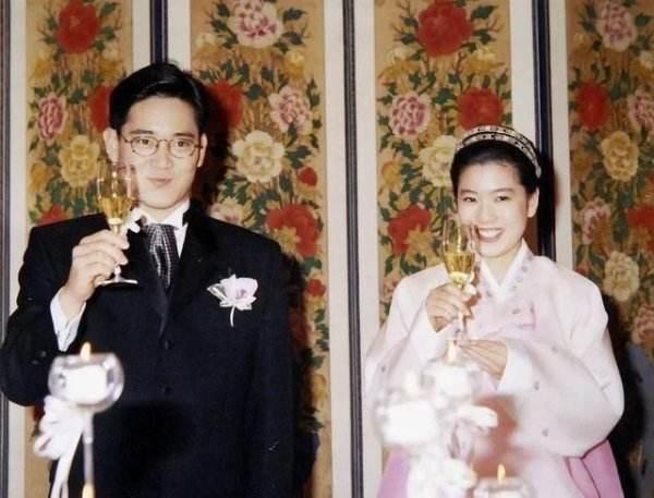 豪门|21岁嫁入豪门，离婚带走1000亿，今逆袭成霸总和影帝谈恋爱