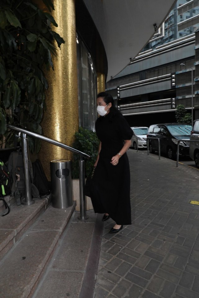 霍启刚|霍老太设灵，朱玲玲与儿子牵手送别前婆婆，霍启刚仨孩子提前离开一脸好奇