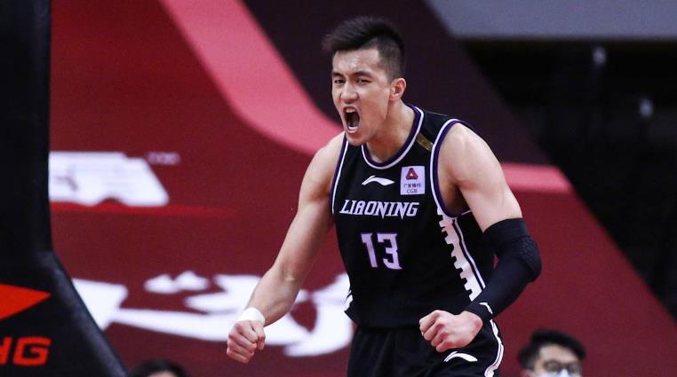 郭艾伦|比赛没结束，郭艾伦离场，赛后解释，知情人爆料：他确实生杨鸣气