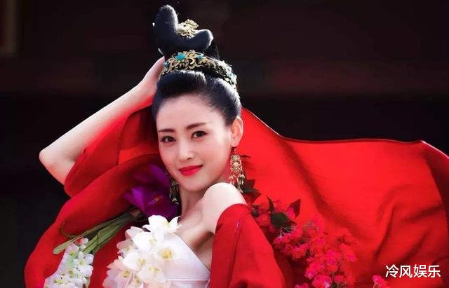 张天爱|张天爱上演迷幻兄妹情，与哥哥“亲密”日常引争议，太夸张了吧？