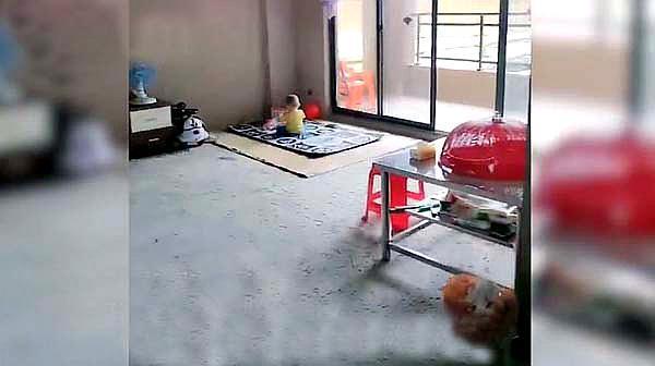 【】女子为孩子上学70万买142平学区房,没钱装修带娃住毛坯房