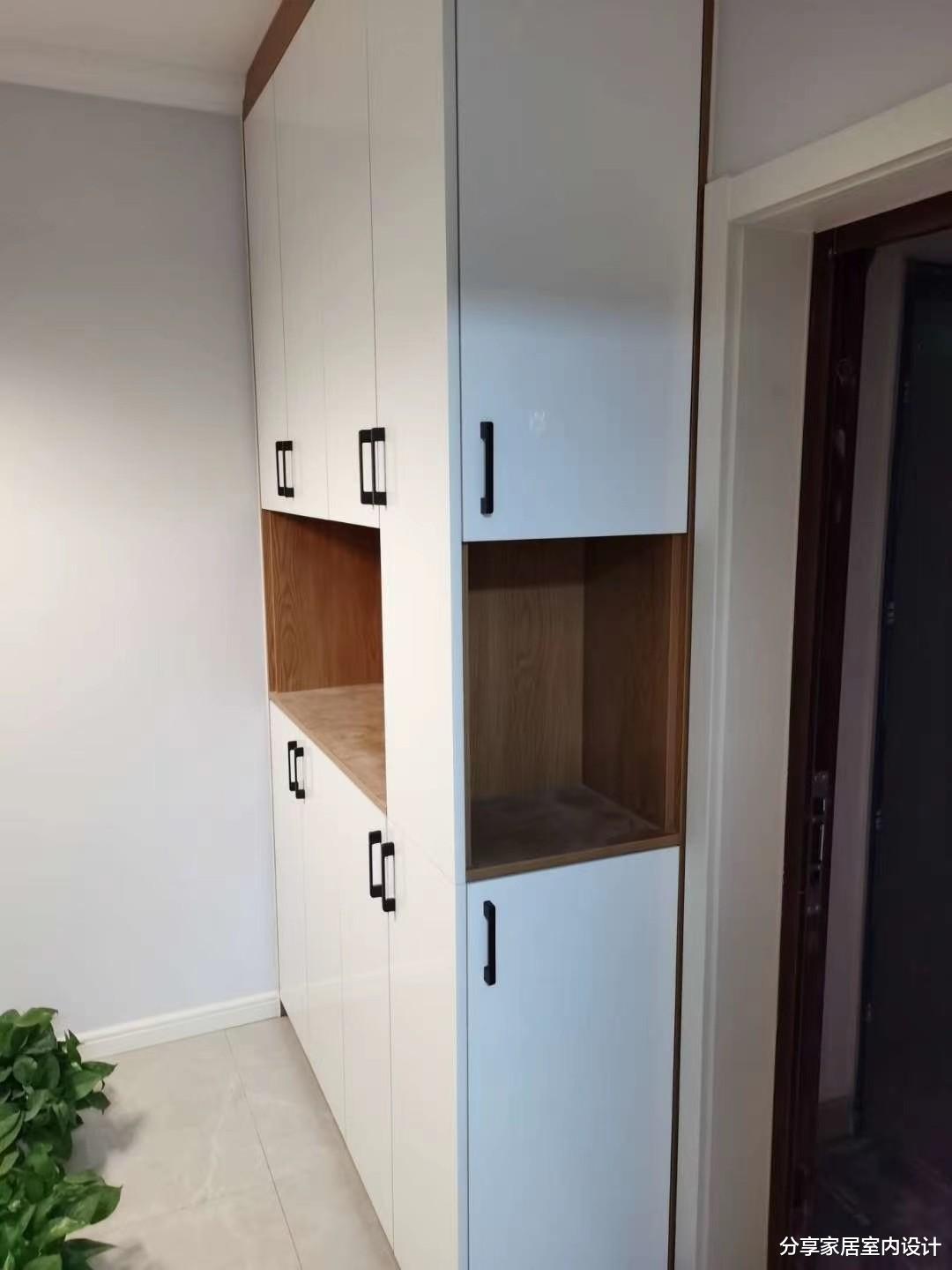 |看她家新房，贴石膏线条代替吊顶，墙面刷灰色，省钱又好看！