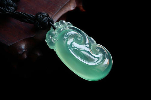 翡翠:有人说翡翠要抹油保养才好,这样的说法是否有道理