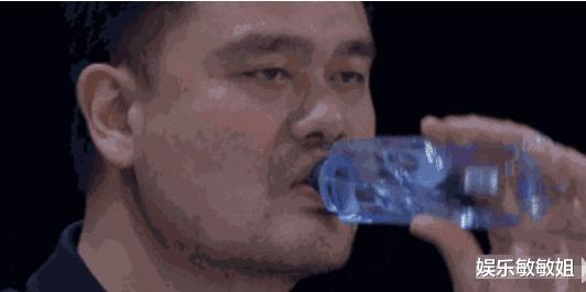 「姚明」继姚明喝水像口服液以后，姚明玩手机又引围观网友好奇他怎么打字