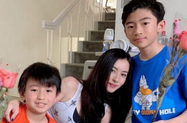 张柏芝|张柏芝大方回应三胎生父?晒全家照秀恩爱,三胎生父信息被暴露