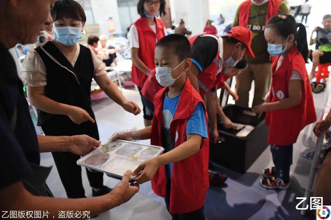 合肥|又见“方舱”：巢湖分洪14万人转移，学校体育馆8小时搭千张床铺