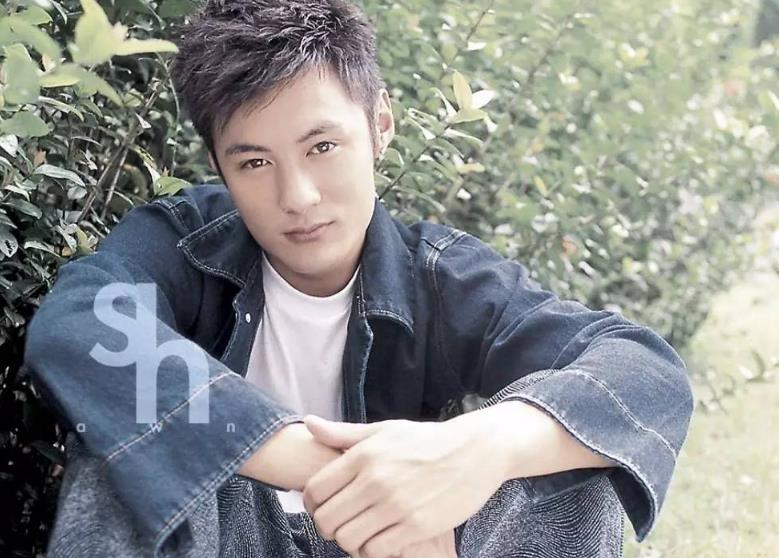 余文乐|39岁余文乐晒办公室，千万名画太瞩目！身价过亿遭跑车圈排挤？