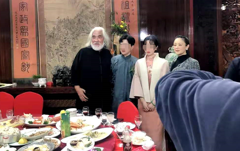 陈凯歌|陈凯歌老婆参加奢华晚宴，打扮朴素气质绝佳，51岁逆生长似冻龄