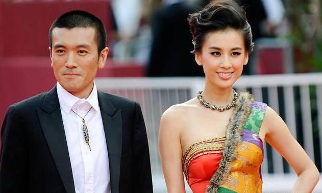 []参观黄圣依住的豪宅，沙发是带浮雕红实木的，房子外观像个大城堡