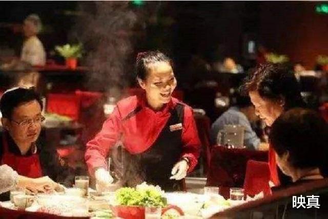 映真|昔日四川人成新加坡首富，靠四张桌子创业成功，张勇经历了什么？