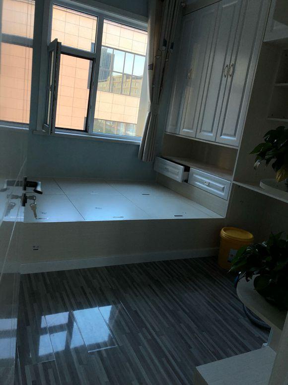 新房基本毕业了，花了20万，未入住，摆了好多的绿植来去味道