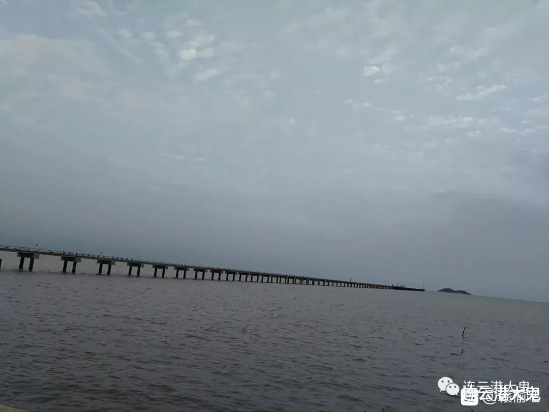 连云港大鬼|连云港赣榆“琴岛天籁”片区建设最新进展，“秦东门”雕塑亮了！