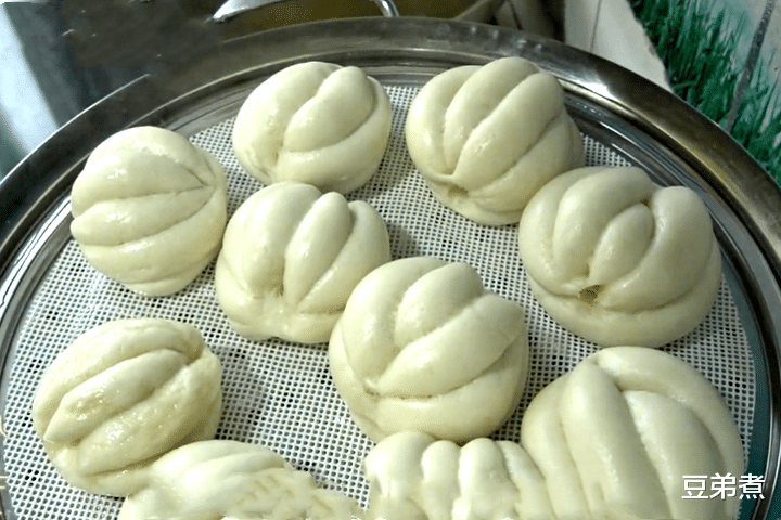 「馒头」蒸馒头别再用水和面了,试试此做法,奶香味浓郁,暄软又劲道