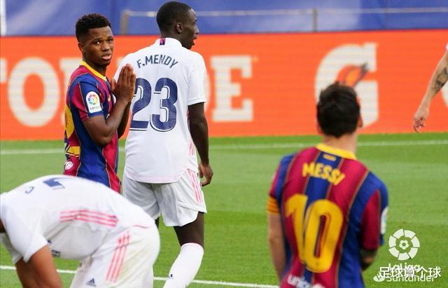 科曼|梅西回头看了科曼一眼,科曼面色冷峻牛哄哄,双手抱胸不看梅西