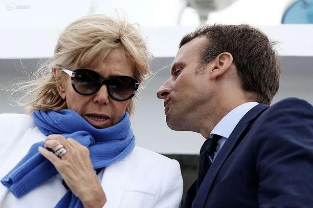 法国总统：法国总统挺爷们！领大25岁老婆玩像哄小孩，老婆一头扎他怀里撒娇