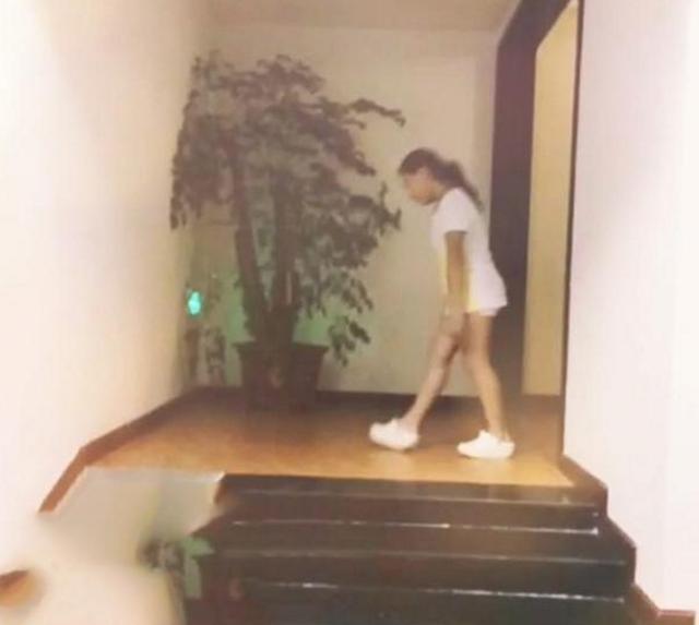 宋晓峰晒出自己的家，赵本山徒弟都这么接地气？家里装修是乡村风