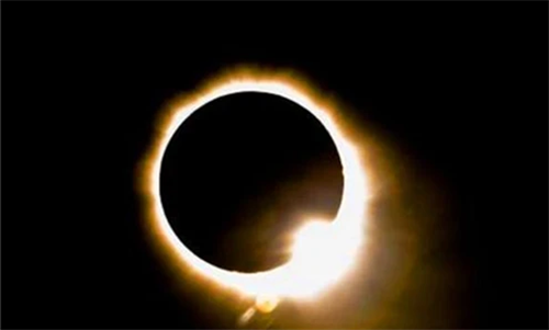 「血月」美国历史上最诡异的一天:6个州被血月笼罩,人性在此刻暴露无遗