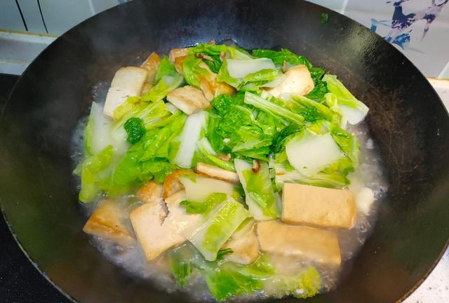 豆腐|豆腐和这菜是天生一对，入秋后要常吃，汤鲜味美，好吃到汤汁不剩
