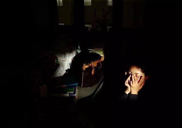 【排便】22岁少女腹大如球，入院就下了病危，父母却痛哭说：不要抢救了