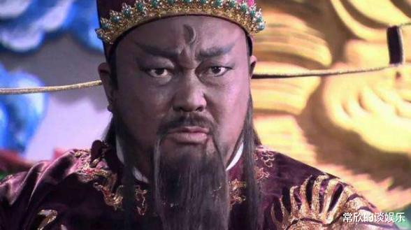 包拯@包拯在死的时候，有位老人在他门前撞死，到底是为何？
