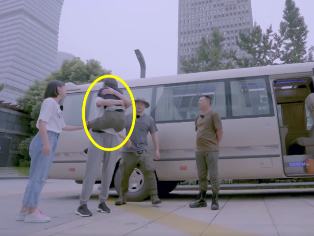 林心如|赵奕欢“挂在”男闺蜜身上打招呼，谁注意男方本能反应？男生看了都懂