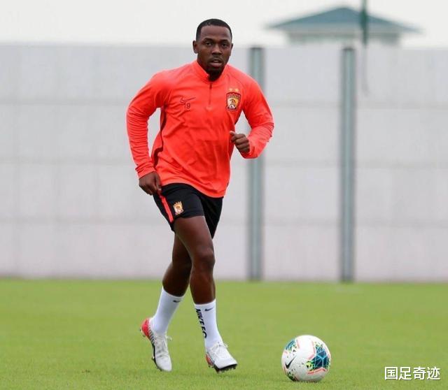 「广州恒大」继承传奇球衣?恒大强援首次身穿球队训练服亮相,1举动显好心情