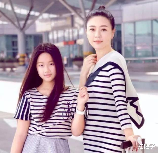 「豪门明星」她曾是“收视女王”，为富豪老公守寡12年，如今44岁身价数亿