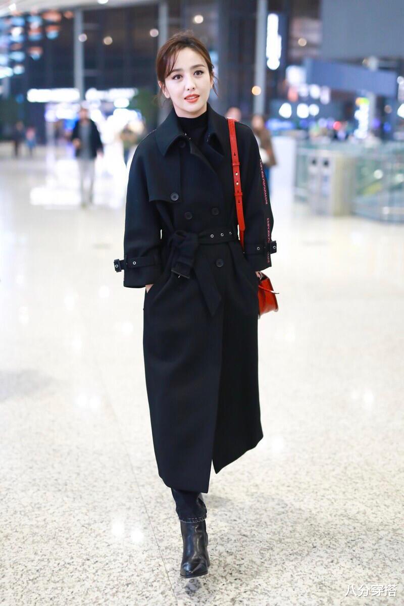 佟麗婭越來越會穿，黑色大衣內搭打底衫簡約時髦，氣質全開-圖6
