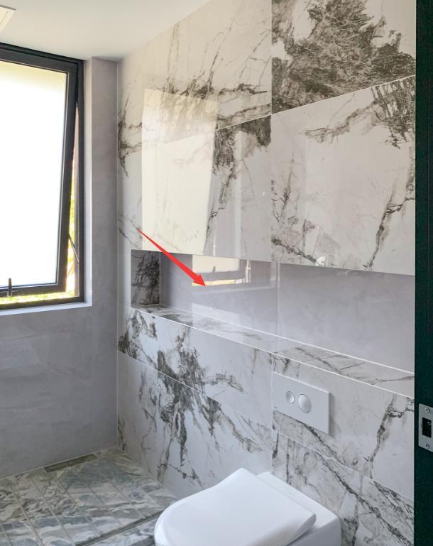 【】淋浴房挖个壁龛连到马桶后面,足足有2米长!卫生间收纳全解决了