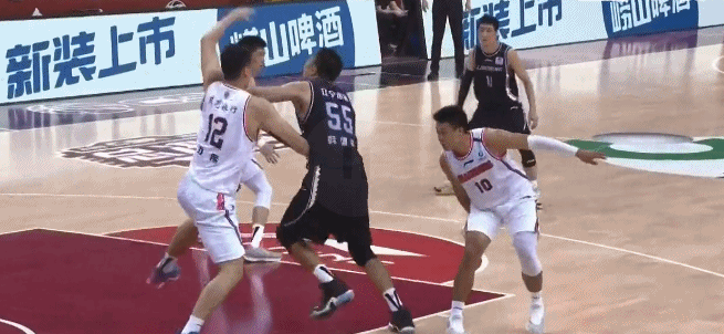 黄圣依|突发！苏伟连续被吹违体遭驱逐，杜锋吐槽辽宁后卫造犯规太装了