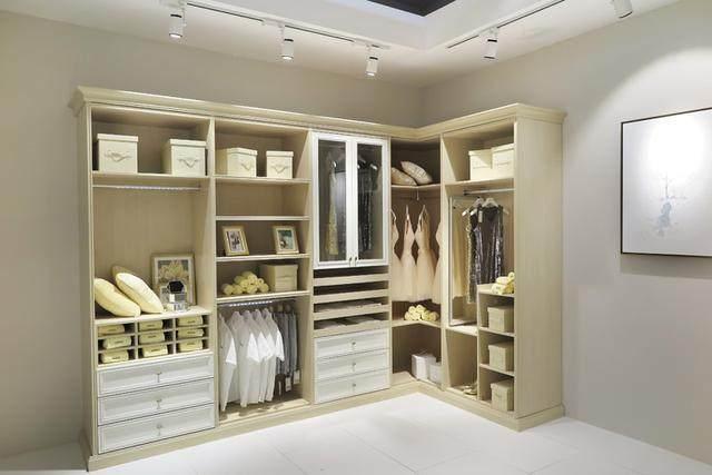 ：有钱人家里装衣柜，还真是头一次见，贫穷限制了我们的想象力