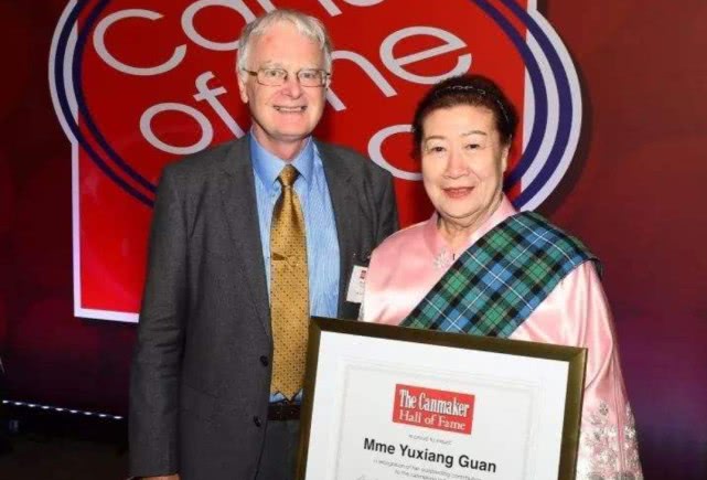 []她55岁创业，跟随红牛，做几毛钱生意年收入百亿，实力比肩老干妈