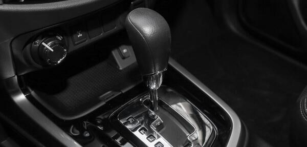 【丰田普拉多】号称不输普拉多，却一年才卖出1万辆，无奈跌到15万，仍没人理