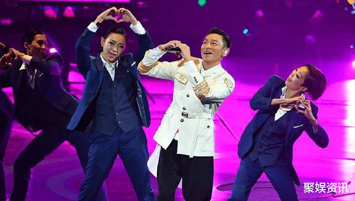 『刘德华』为刘德华“守身”17年，演唱会两人深情相拥，丝毫不顾朱丽倩感受