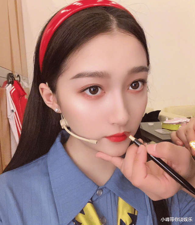 关晓彤:关晓彤录节目挑战“单腿站立”,却忘记穿的是裙子,救场动作太高级