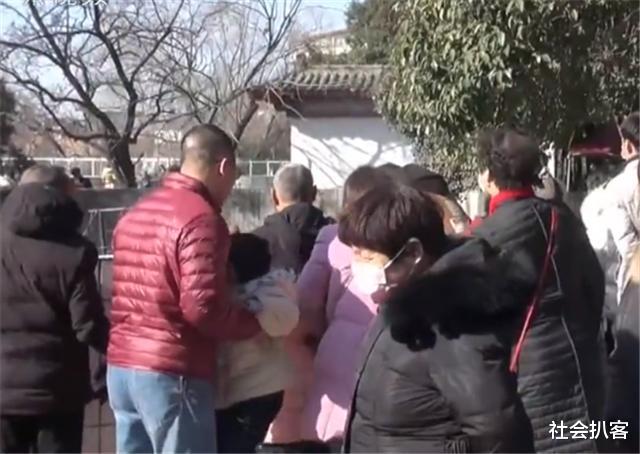 社会扒客 新年首日,河南洛阳动物园猴山变成垃圾山,很多游客投喂食物