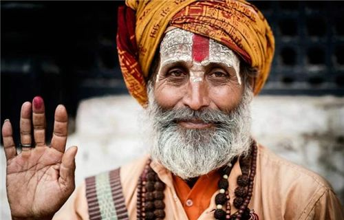 叙利亚|印度苦行僧自称78年不吃不喝，军方不信，偷偷装上探头发现真相