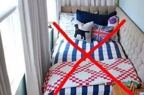 ##老婆任性，硬要把阳台改成“卧室”，邻居找上门：不改回来就投诉