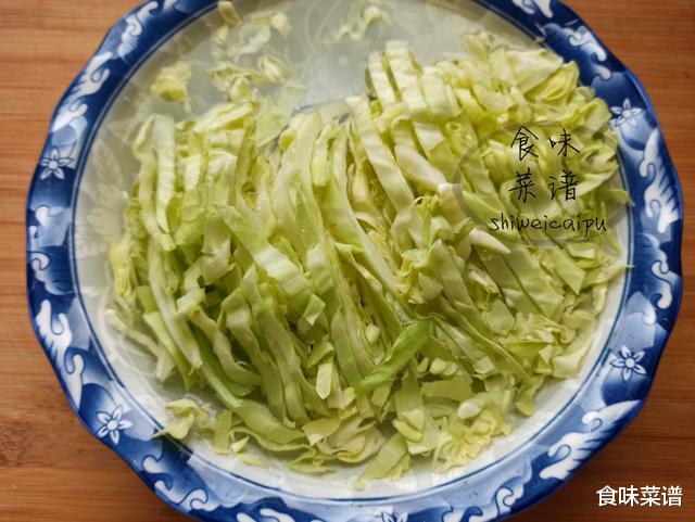[]包菜炒粉条，很多人第一步就错了，大厨教你一招，营养下饭不起坨