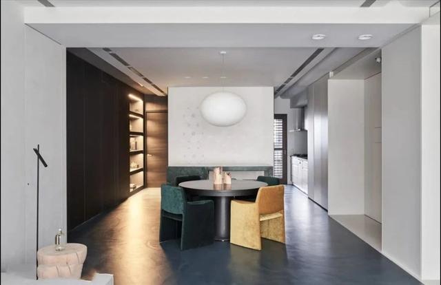 |他把家装成极简风,空旷的客厅,就为了孩子能肆意玩耍荡秋千!