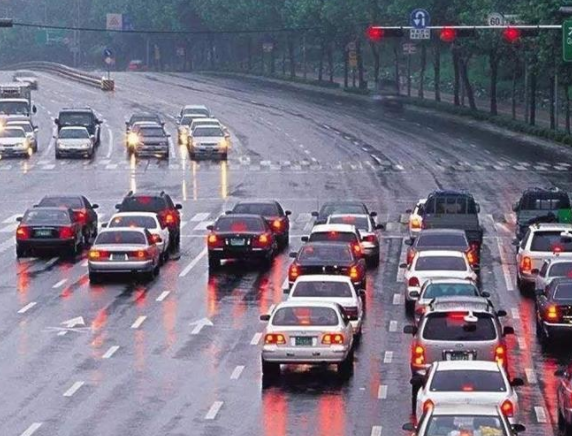 老司机|为啥有人等红灯还一直踩刹车？老司机：这都不懂，你肯定是新手