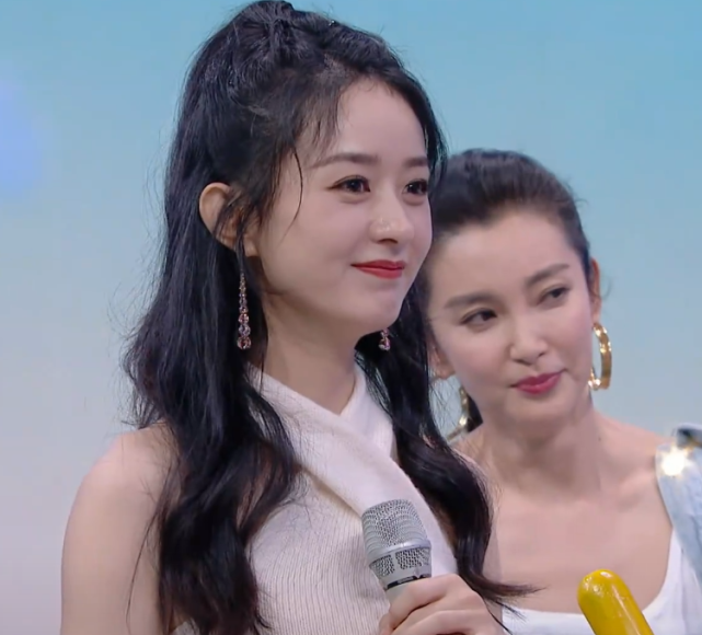 赵丽颖|王一博拿雨伞表演时，谁注意身后赵丽颖在干啥？镜头都懒得躲了