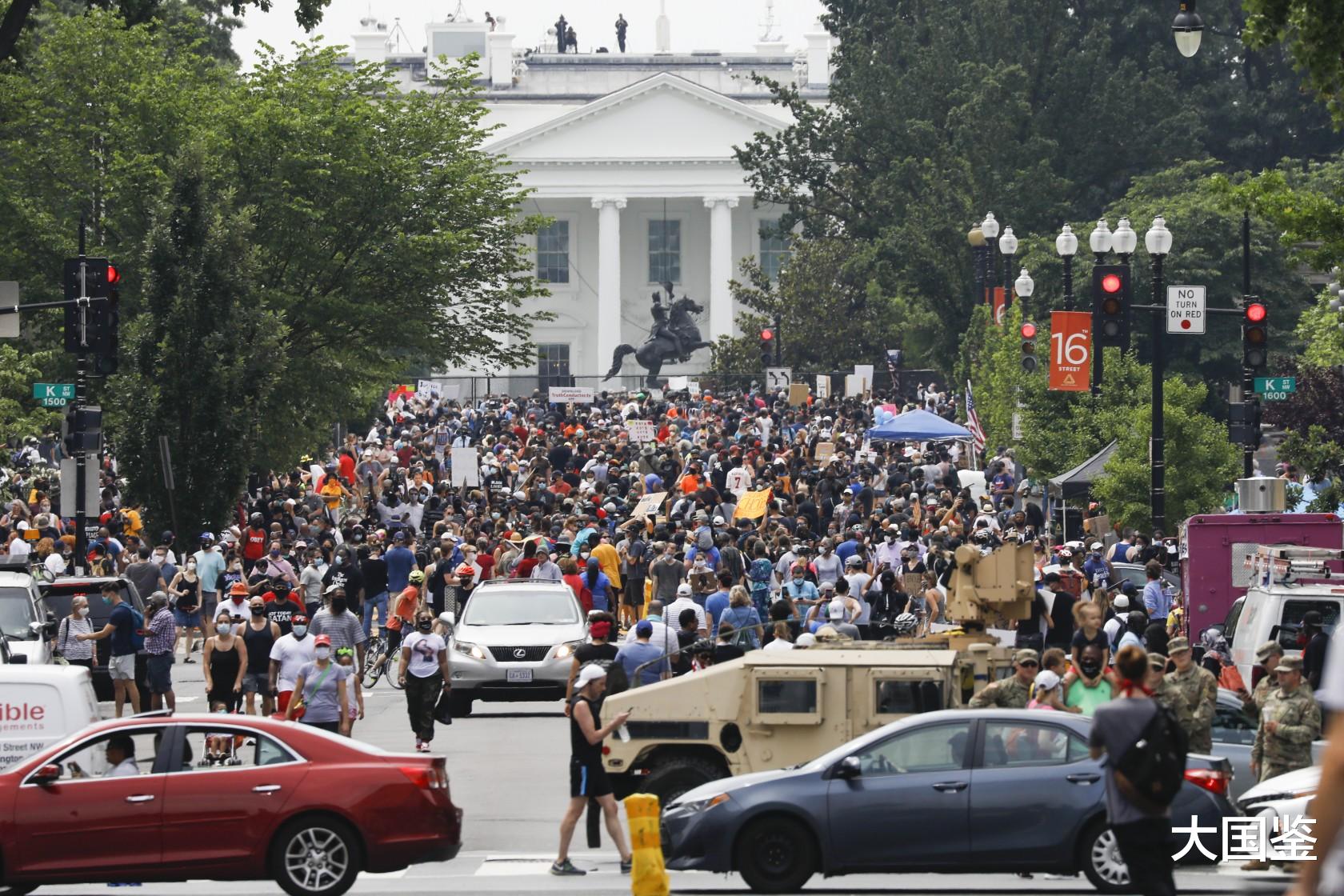 白宫@大批美军抛下白宫撤退，几十万示威者呼声震天，俄：已失去兵权