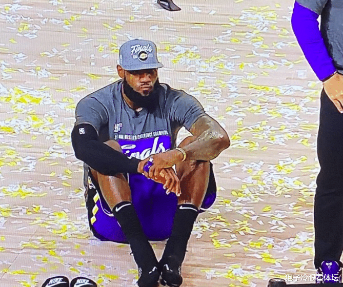 勒布朗·詹姆斯|计入NBA历史吧！詹姆斯赛后三个镜头成为经典 又一次喊出科比的名字