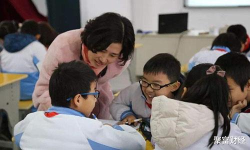 「义务教育」教师工资要涨了,有人却“不淡定”了,为何反对声四起?