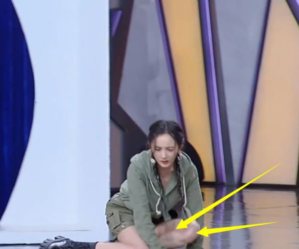 杨幂|杨幂录节目台上摔倒，忘记穿的短裙，她的救场动作堪称教科级