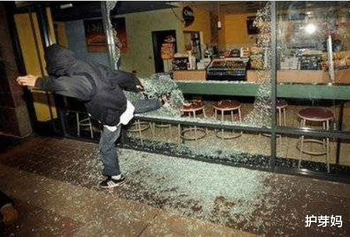 「脑出血」丧尽天良！3名华人女童遭暴乱黑人打至脑出血，家人跪地求放过